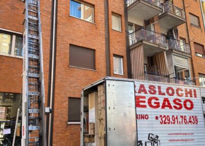 Camion Traslochi Pegaso in quartiere residenziale Torino
