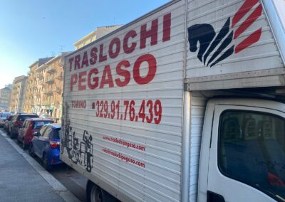 Dettaglio mezzo Traslochi Pegaso operativo a Torino