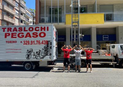 Squadra traslochi davanti edificio a Torino