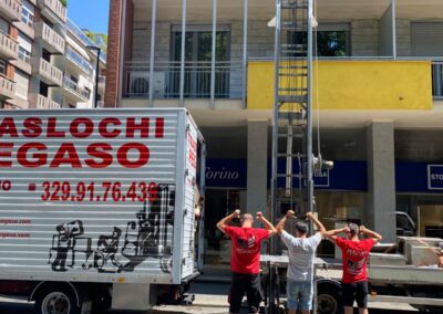 Squadra Traslochi Pegaso davanti al camion a Torino