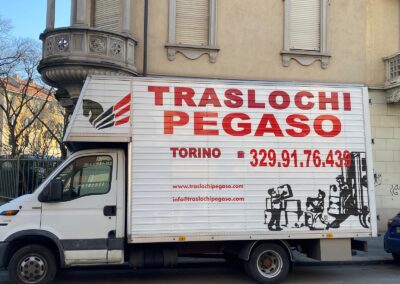Furgone Traslochi Pegaso parcheggiato a Torino